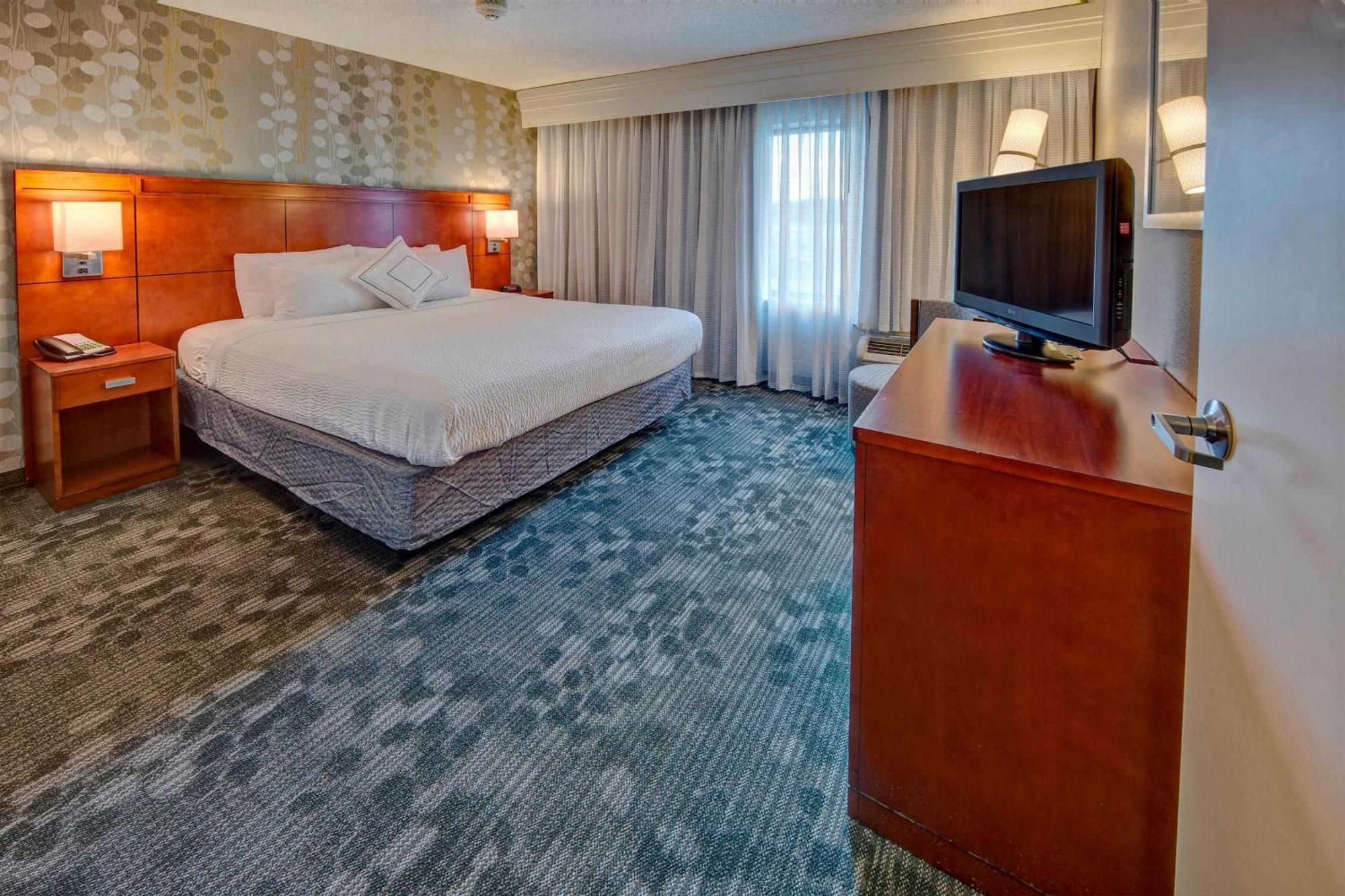 Courtyard By Marriott Alexandria Hotel Exterior photo