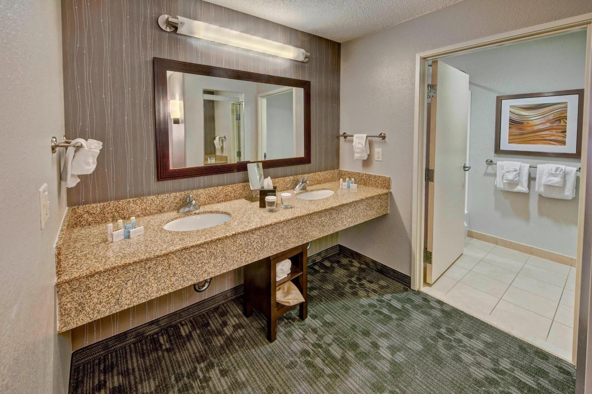 Courtyard By Marriott Alexandria Hotel Exterior photo