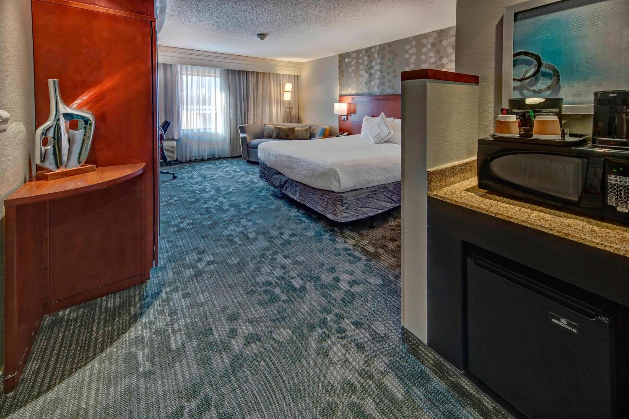 Courtyard By Marriott Alexandria Hotel Exterior photo