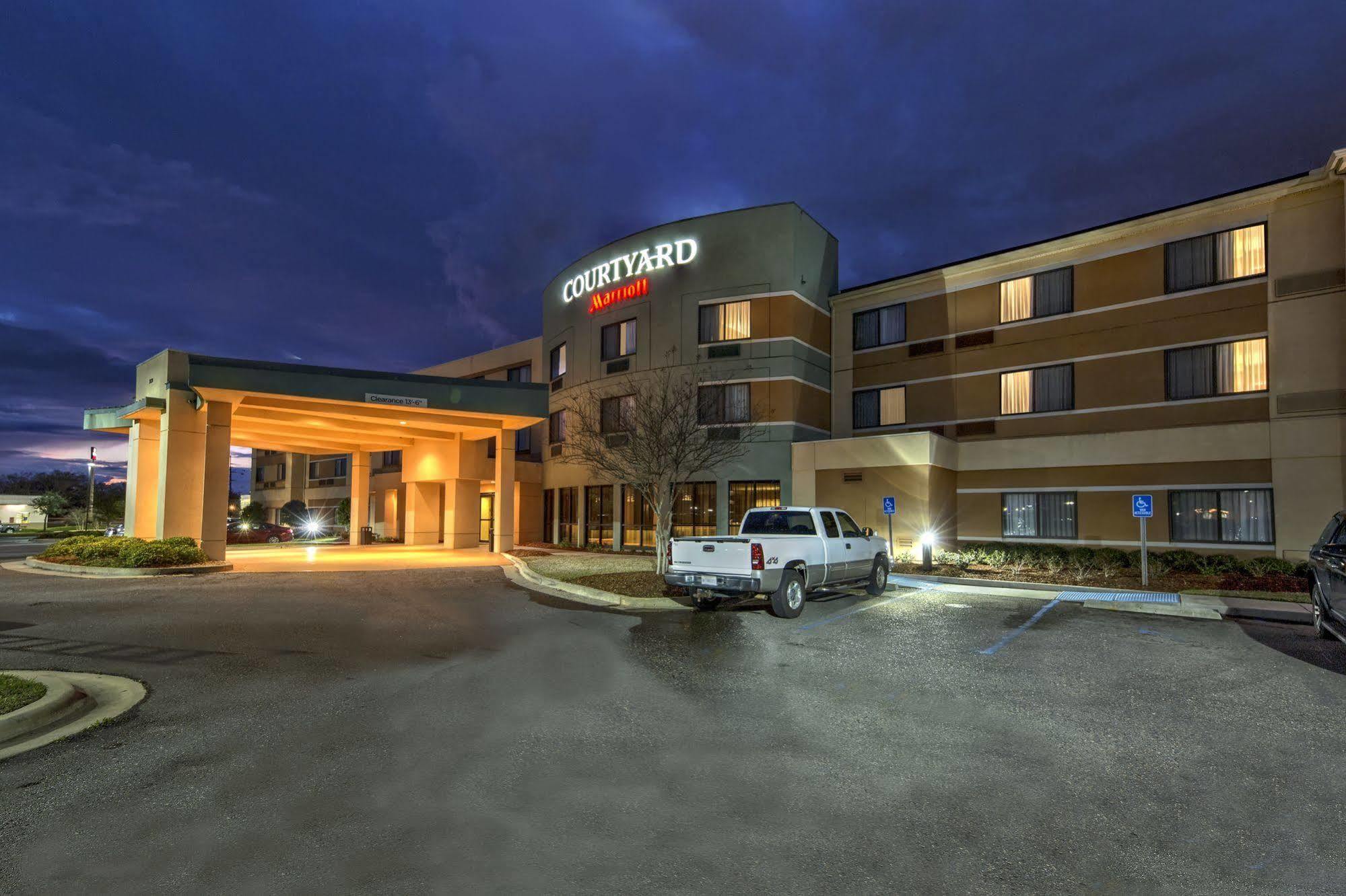 Courtyard By Marriott Alexandria Hotel Exterior photo