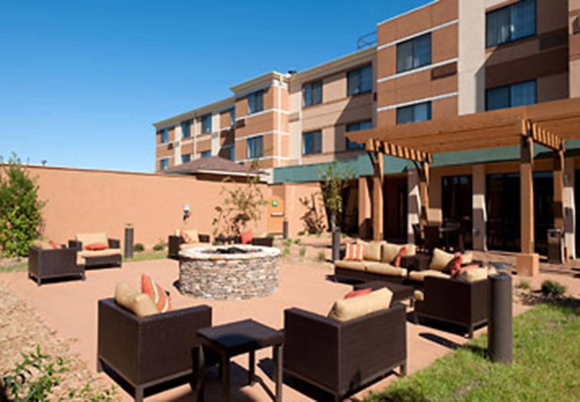 Courtyard By Marriott Alexandria Hotel Exterior photo